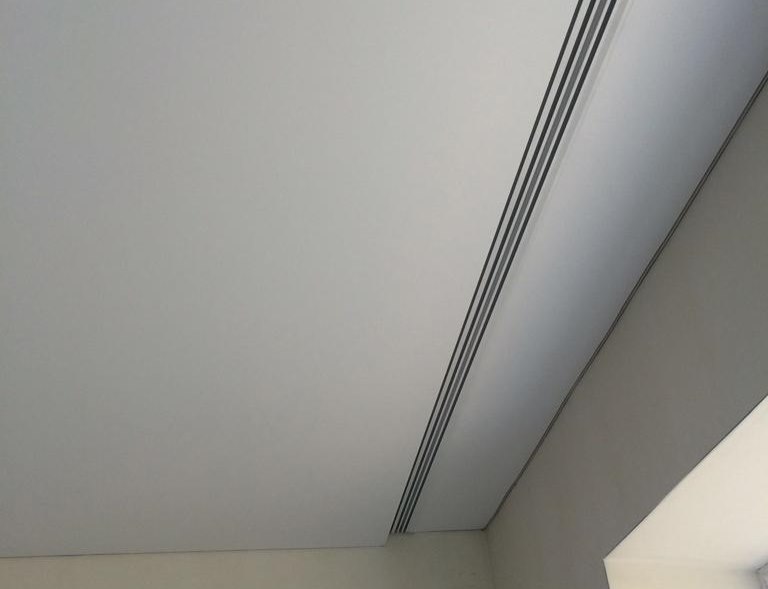 Profilo in plastica della cornice del soffitto in una nicchia davanti alla finestra
