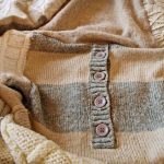 Coperta realizzata con vecchi maglioni e cardigan - originale e semplice