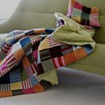 Coperta realizzata con maglioni tagliati a quadrati con fodera morbida