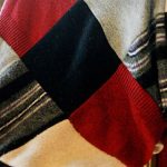 Coperta realizzata con pullover e maglioni lavorati a maglia