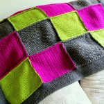 Coperta realizzata con toppe quadrate lavorate a maglia luminose