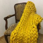 Una grande coperta lavorata a maglia in 100% lana di colore giallo sembra molto vantaggiosa negli interni
