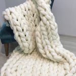 Grande coperta lavorata a maglia color latte