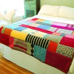 Coperta per letto realizzata con elementi lavorati a maglia