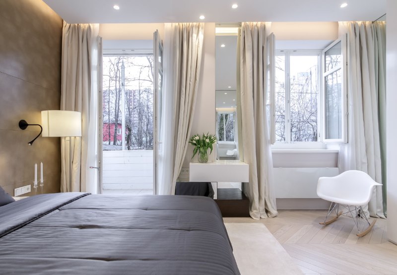 Bella camera da letto con tende su una cornice nascosta