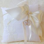 Cuscino decorativo per matrimonio color avorio