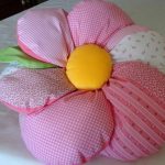 Cuscino a forma di fiore fai da te con resti di tessuto