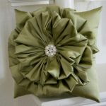 Cuscino di fiori con spilla