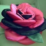 Cuscino a forma di fiore nei toni del rosa e del nero