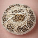 Cuscino ad anello decorato con perline