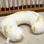Cuscino per l'allattamento a forma di giraffa
