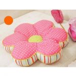 Cuscino a pois rosa con fiori