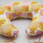 Cuscino a forma di croissant con lacci