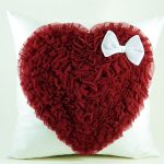 Cuscino a forma di cuore con frange di filato