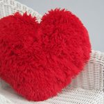Cuscino a forma di cuore con frange di filato