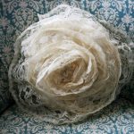 Cuscino a forma di fiore in tessuto traforato