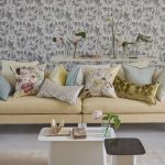 Cuscini di diverse dimensioni e colori per arredare un soggiorno con divano beige