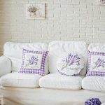 Cuscini color lavanda per divano bianco