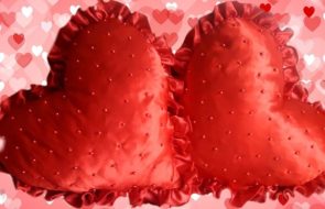 Cuscini a forma di cuore con perline
