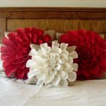 Cuscini di fiori sul letto