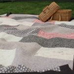 Coperta da picnic realizzata con vecchi maglioni