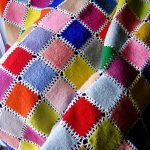 Un copriletto fatto di quadrati multicolori