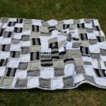 Una coperta per la strada o per la casa fatta di maglioni