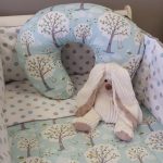 Set di biancheria da letto e cuscino per l'allattamento nella stessa combinazione di colori