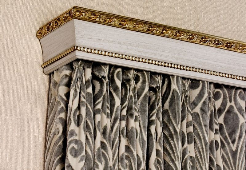 Cornice a baguette con elementi dorati