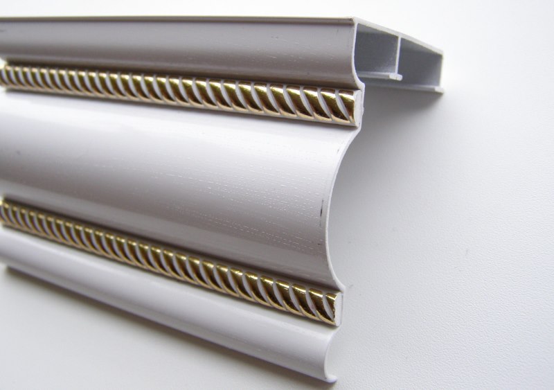 Profilo di cornice in alluminio con doratura decorativa