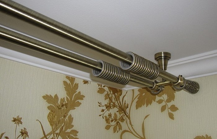 Bastone per tende in metallo con montaggio a soffitto