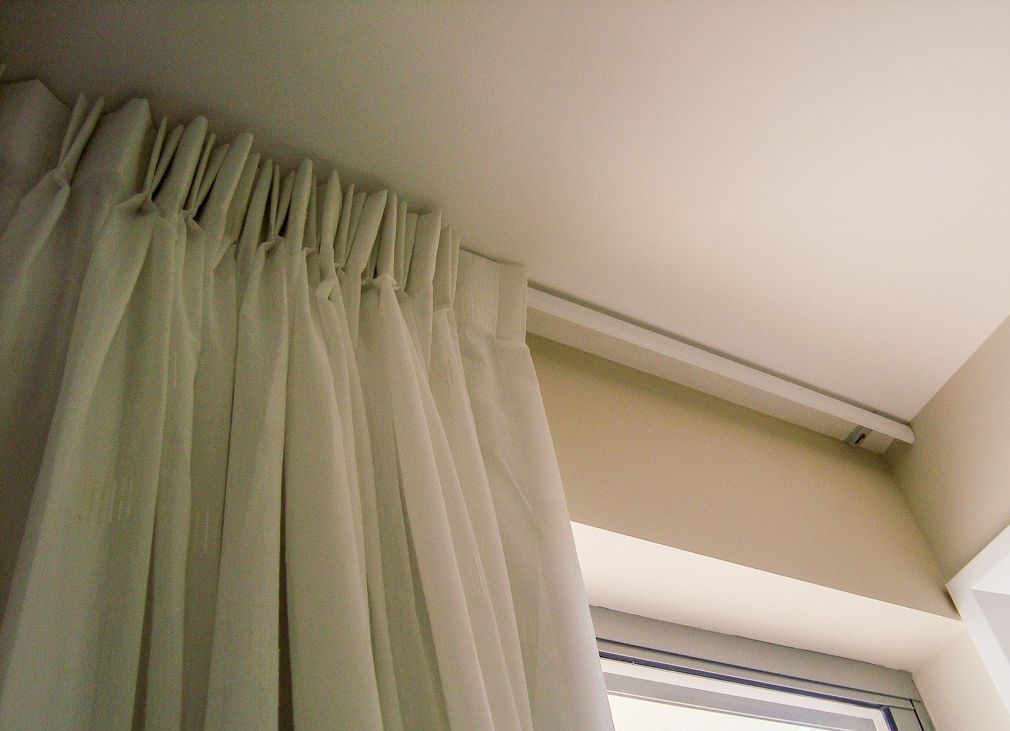 Tenda luminosa su una cornice a soffitto a fila singola