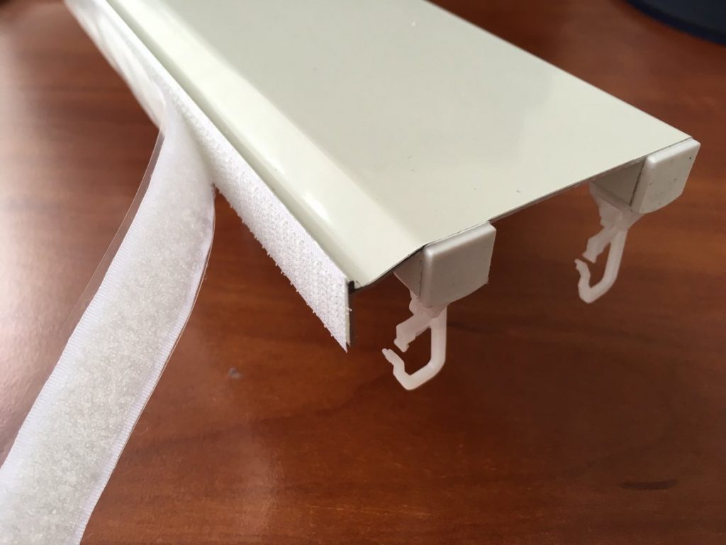 Velcro sulla striscia laterale della cornice del soffitto
