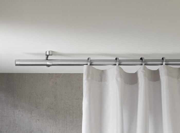 Cornice per soffitto con finitura cromata