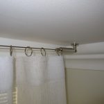 Tenda bianca su una cornice del soffitto di tipo stringa