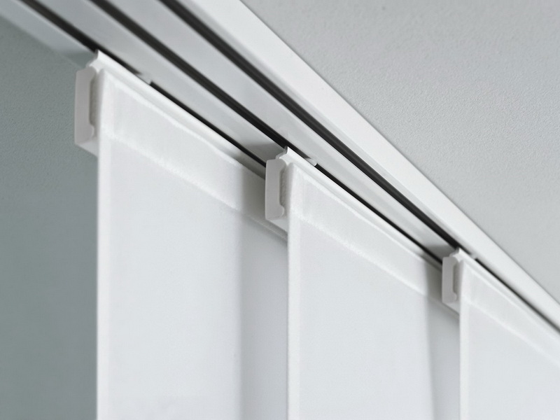 Pannelli bianchi di tende giapponesi su una cornice del soffitto