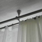 Fissaggio di una cornice tubolare al soffitto del soggiorno