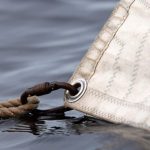 Moschettone arrugginito nell'occhiello della vela