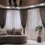 Decorare le finestre a bovindo del soggiorno con il tulle