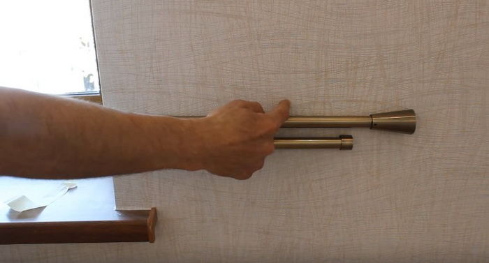 Prova di una cornice su un muro con apertura a finestra