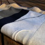 Semplice coperta calda realizzata con maglioni di lana