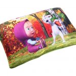 Cuscino rettangolare con granuli con personaggi del cartone animato Masha e Orso