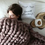 Una coperta in lana merino lavorata a maglia spessa e soffice