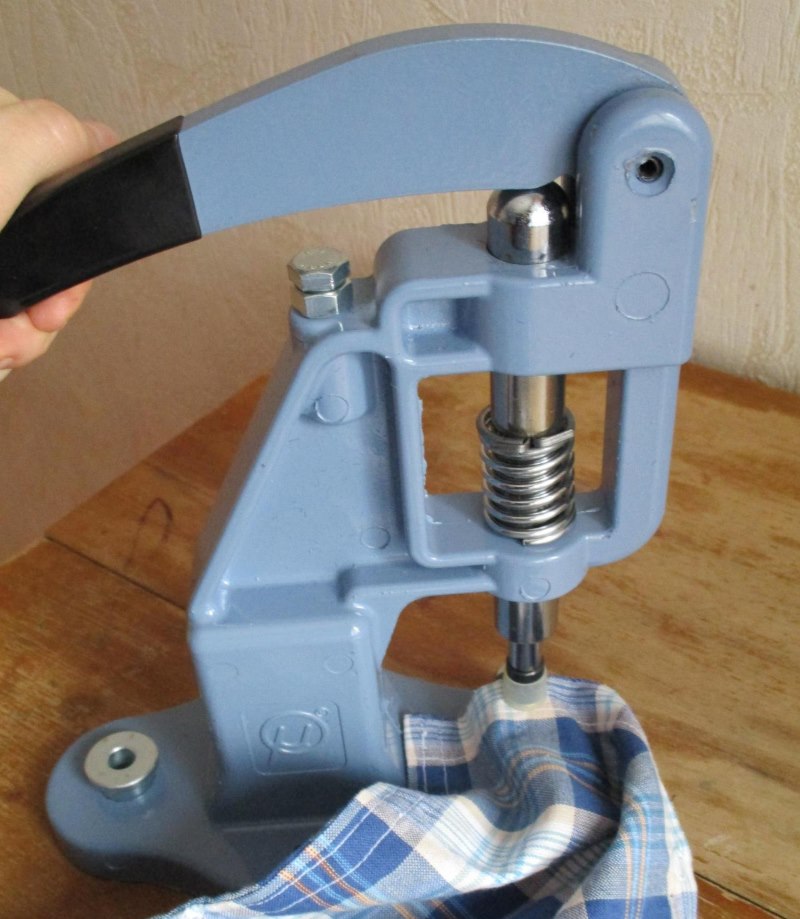 Installazione di un rivetto su una maglietta utilizzando una pressa manuale