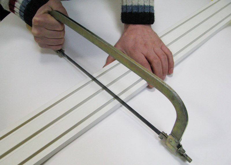 Taglio di una cornice di plastica con un seghetto per metallo