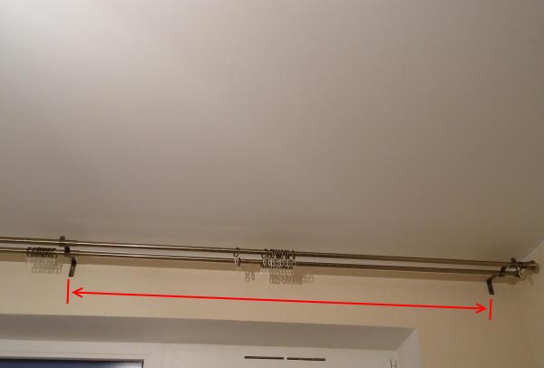 Distanza tra le staffe durante l'installazione di un'asta telescopica per tende