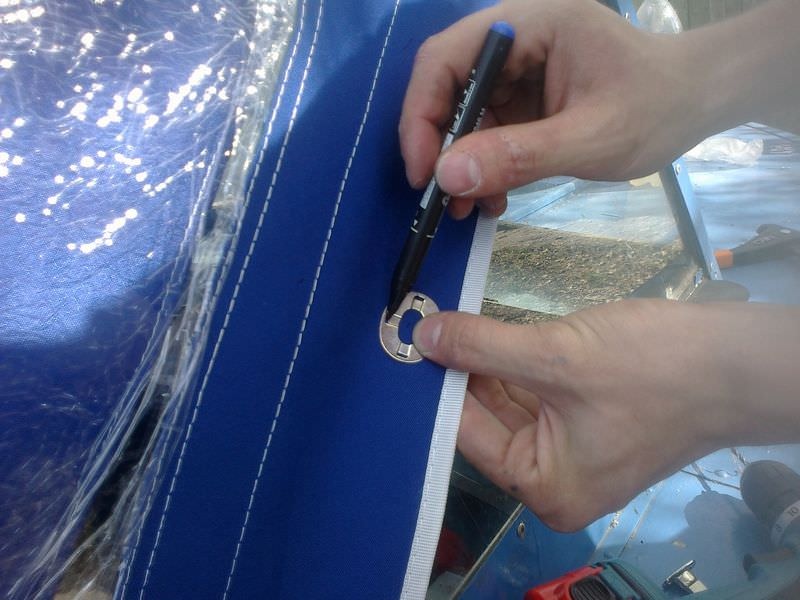 Segnare il foro per l'occhiello con un pennarello