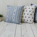 Cuscini multicolori con elementi blu per lo stile provenzale