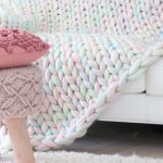 Una coperta in lana merino multicolore starà benissimo in qualsiasi interno