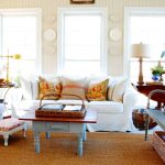 Una varietà di cuscini decorativi per un soggiorno accogliente e confortevole